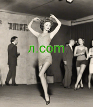 Cargar imagen en el visor de la galería, ᴫ, ᴫ.com, Номи домен ва хостинг чист? Фарқи асосии байни домен ва хостинг дар он аст, ки домен суроғаест, ки ба меҳмон имкон медиҳад, ки вебсайти шуморо ба осонӣ дар интернет пайдо кунад, дар ҳоле ки хостинг дар он ҷо файлҳои вебсайт нигоҳ дошта мешаванд. 2-5.org ба шумо хидмати номи домениро пешкаш мекунад.